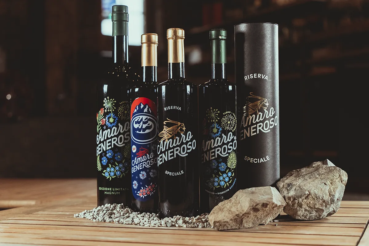 Gamma Amaro Generoso Bisbino con bottiglie e packaging su banco