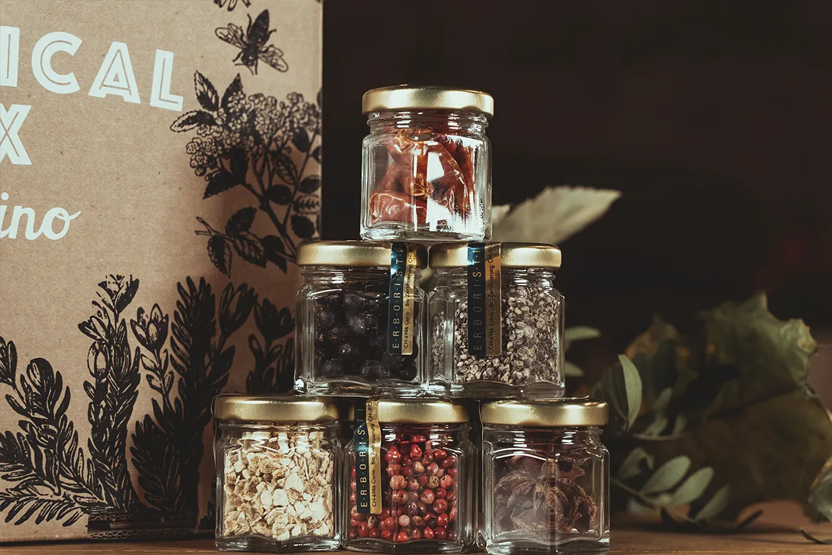 Dettaglio ingredienti Botanical Box Bisbino con spezie in vasetti