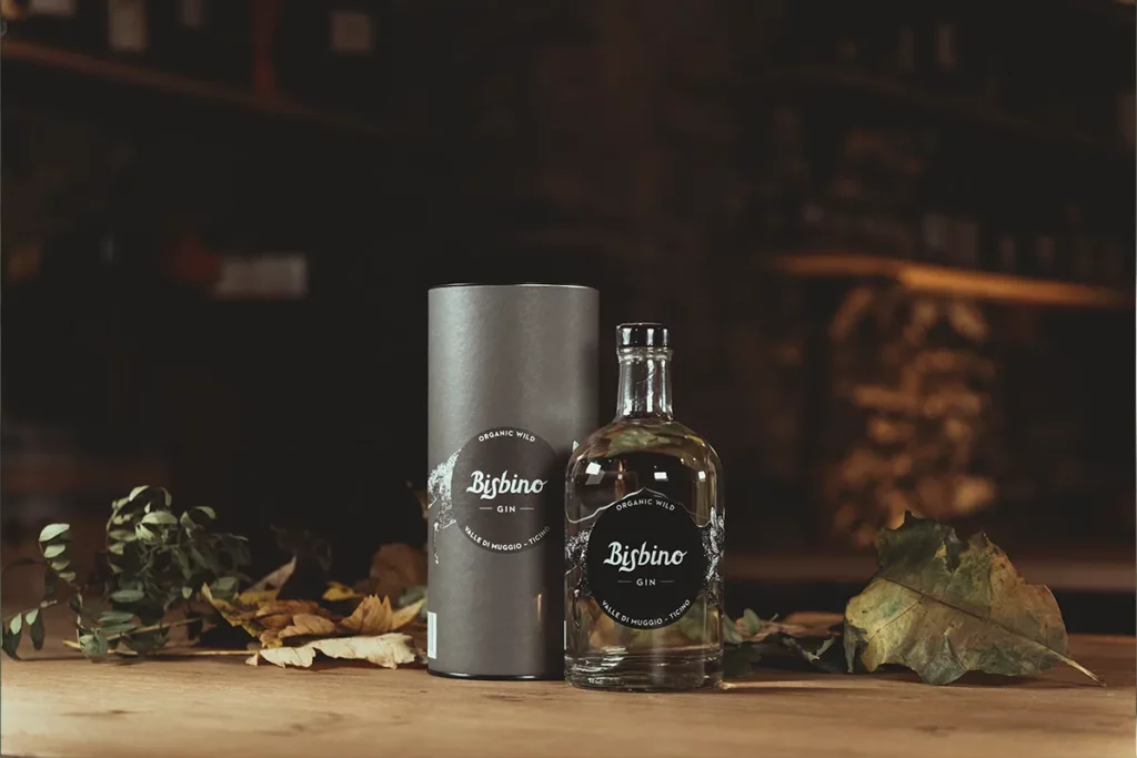Bottiglia Gin Bisbino con packaging in ambientazione naturale e autunnale