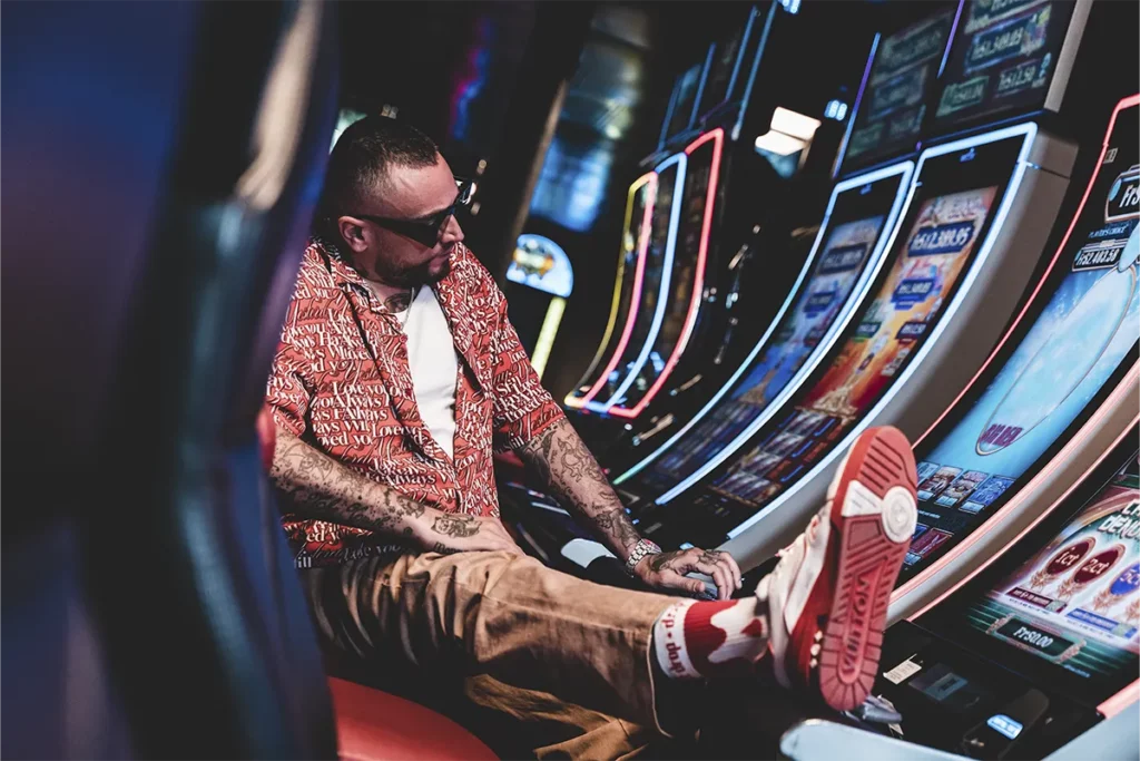 Guè rapper italiano con calzini Drip al casinò