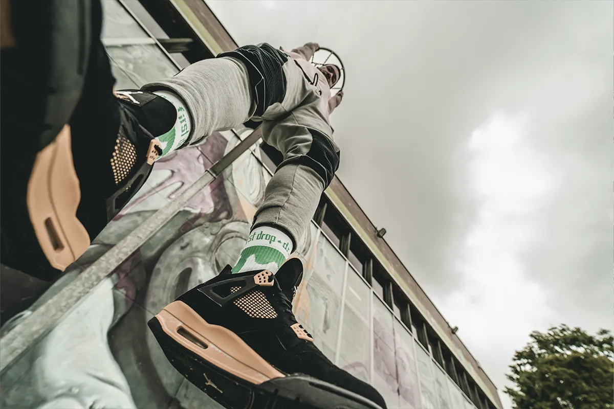hooting calzini Drip su edificio urbano con Jordan 4