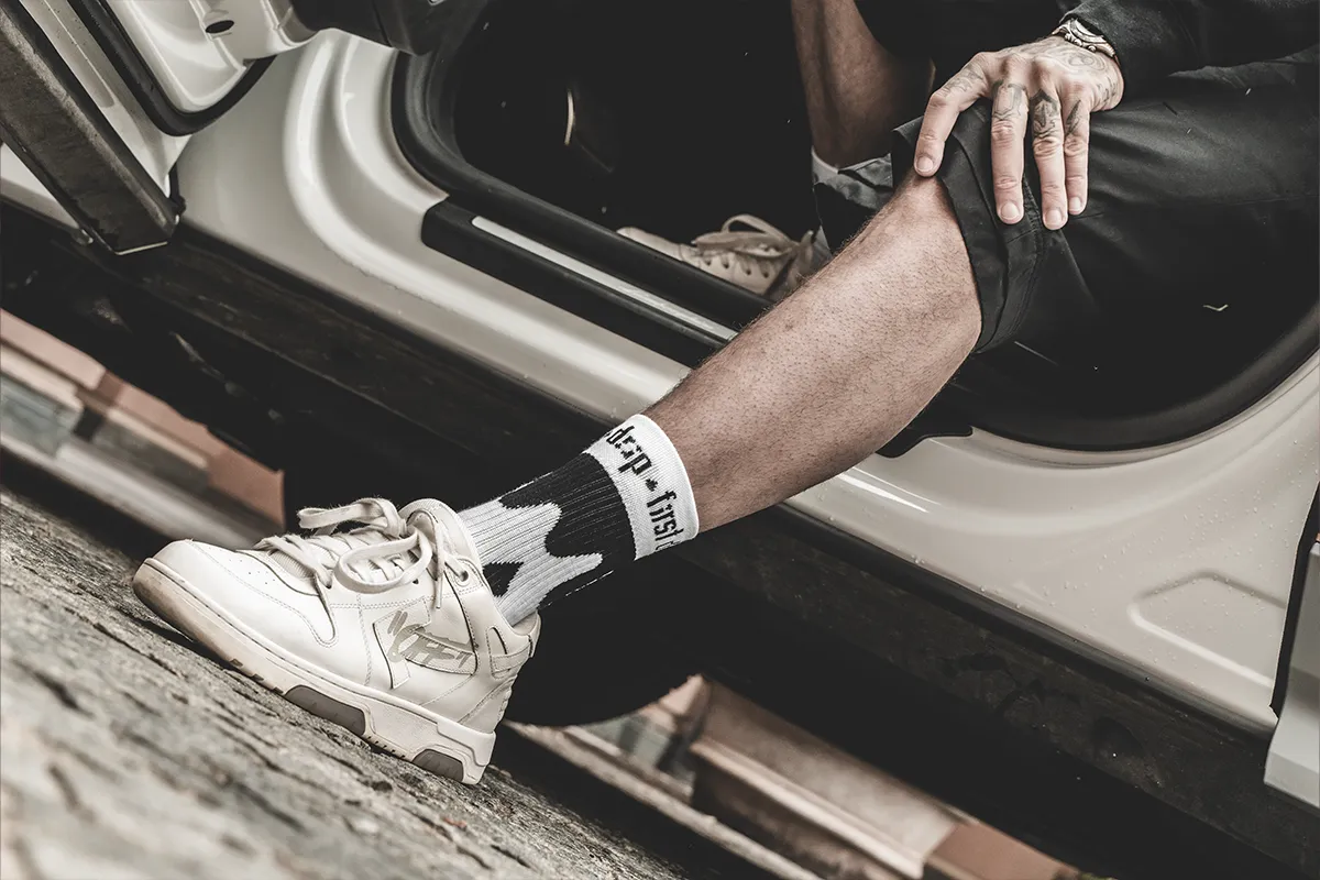 Dettaglio calzini Drip bianchi con sneaker Off-White