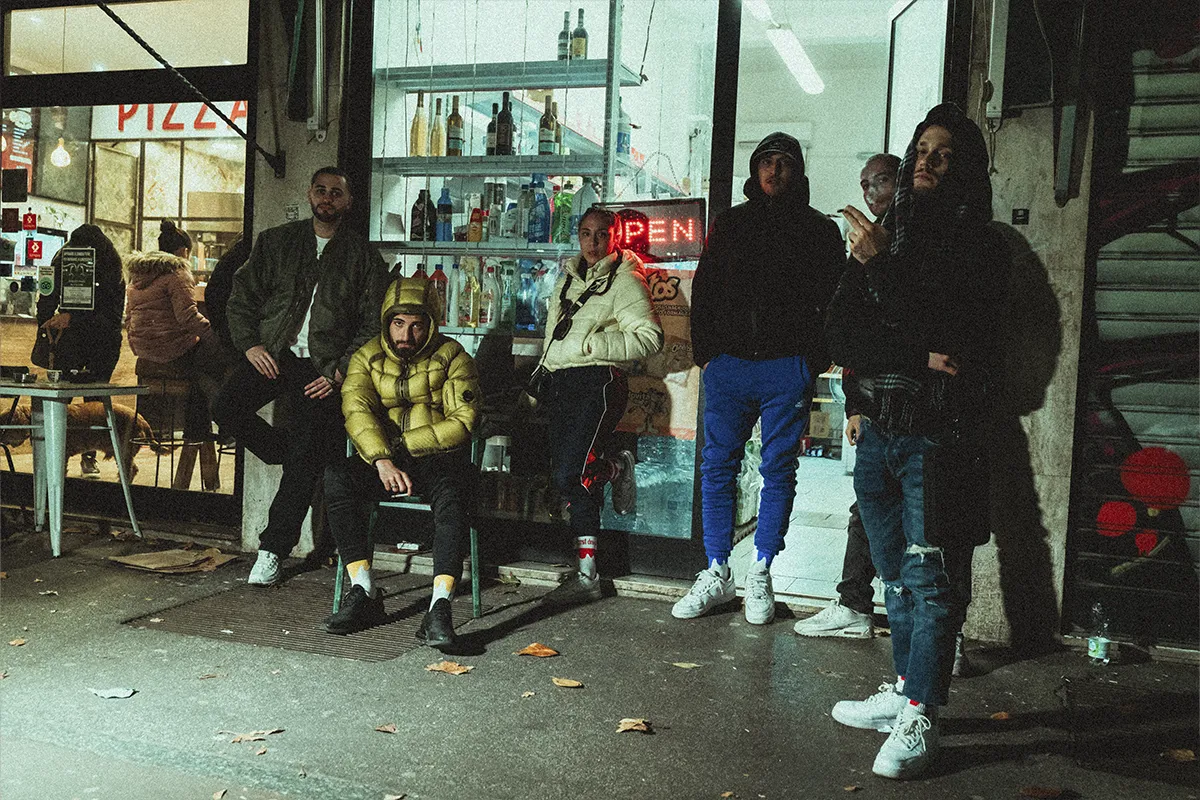 Gruppo di ragazzi con calzini Drip davanti pizzeria urbana