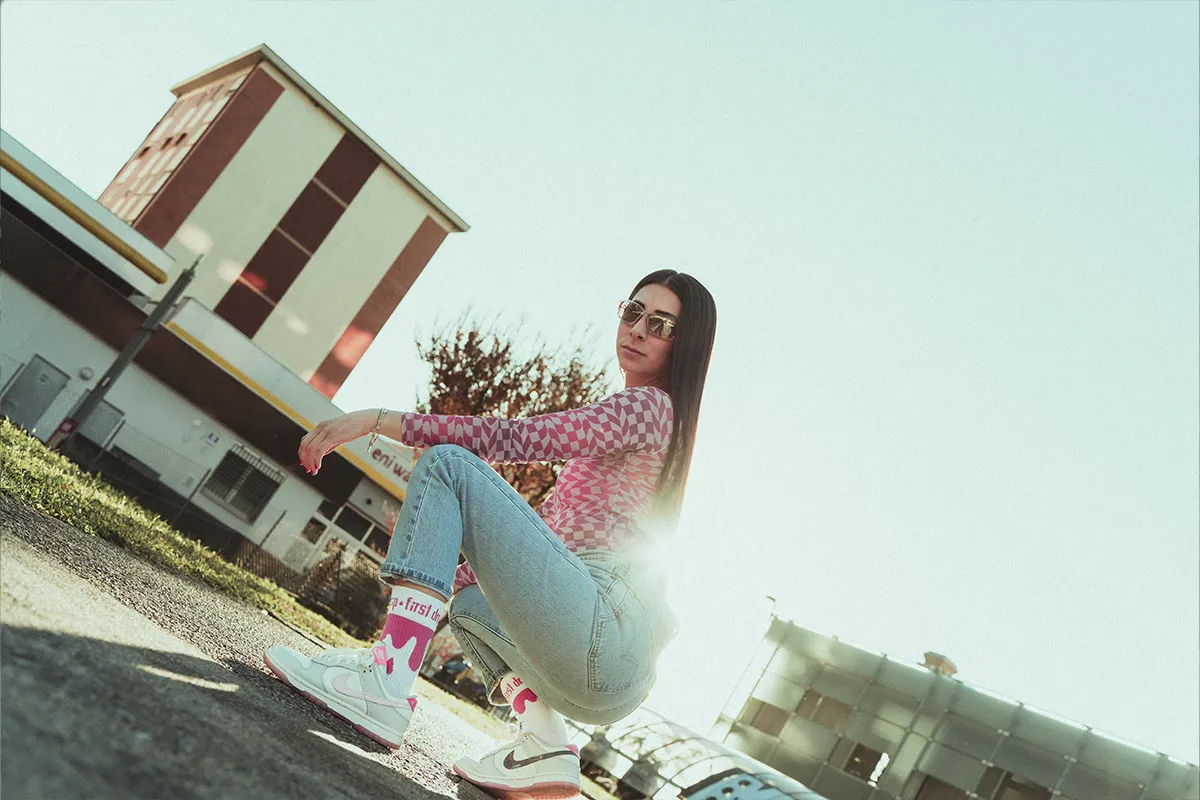 Ragazza con calzini Drip rosa in shooting outdoor Ticino