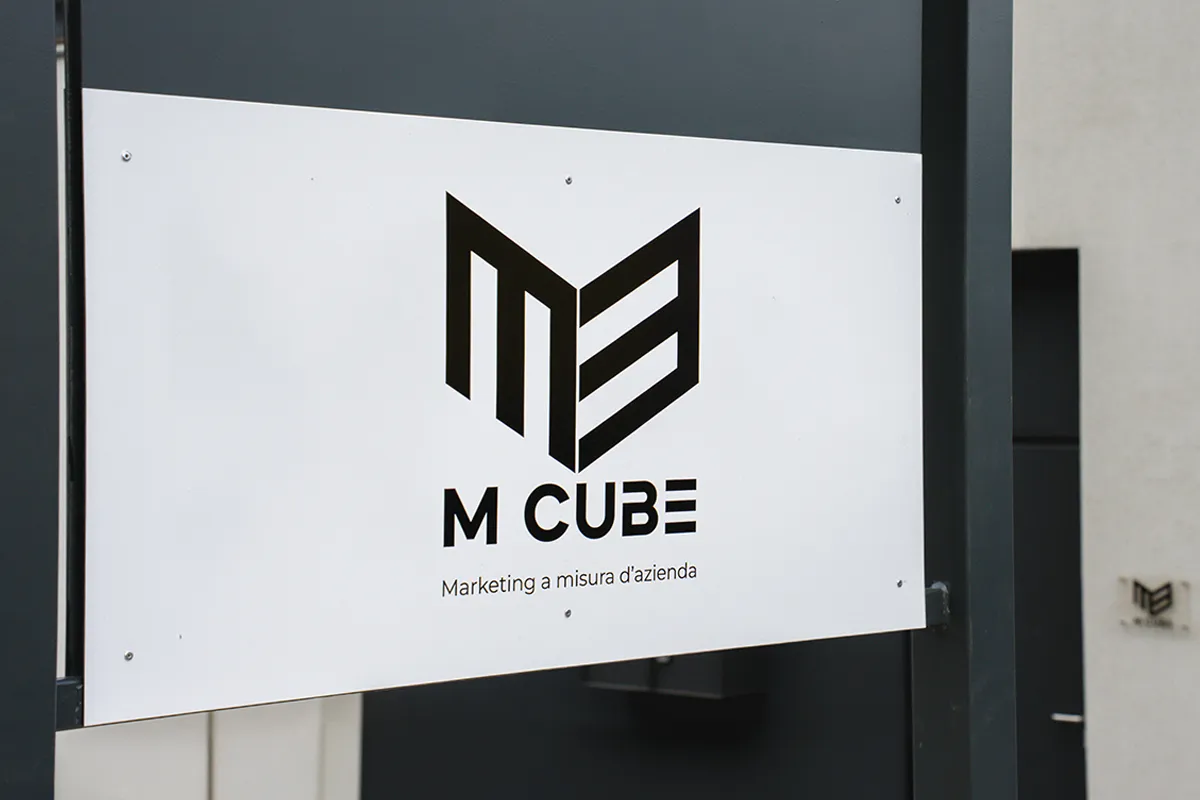 logo M Cube agenzia marketing Lugano su insegna esterna ufficio