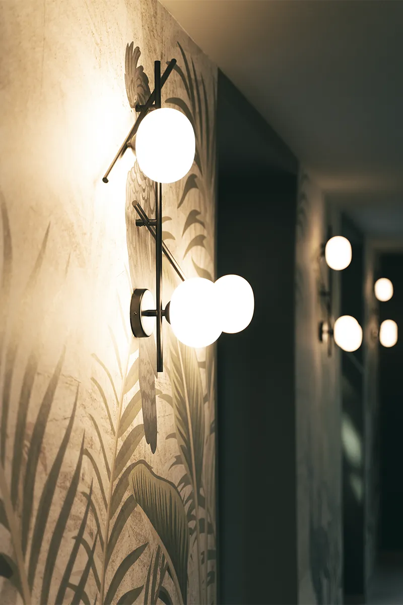 Illuminazione interna Ritroveria Tredici con lampade su parete decorativa