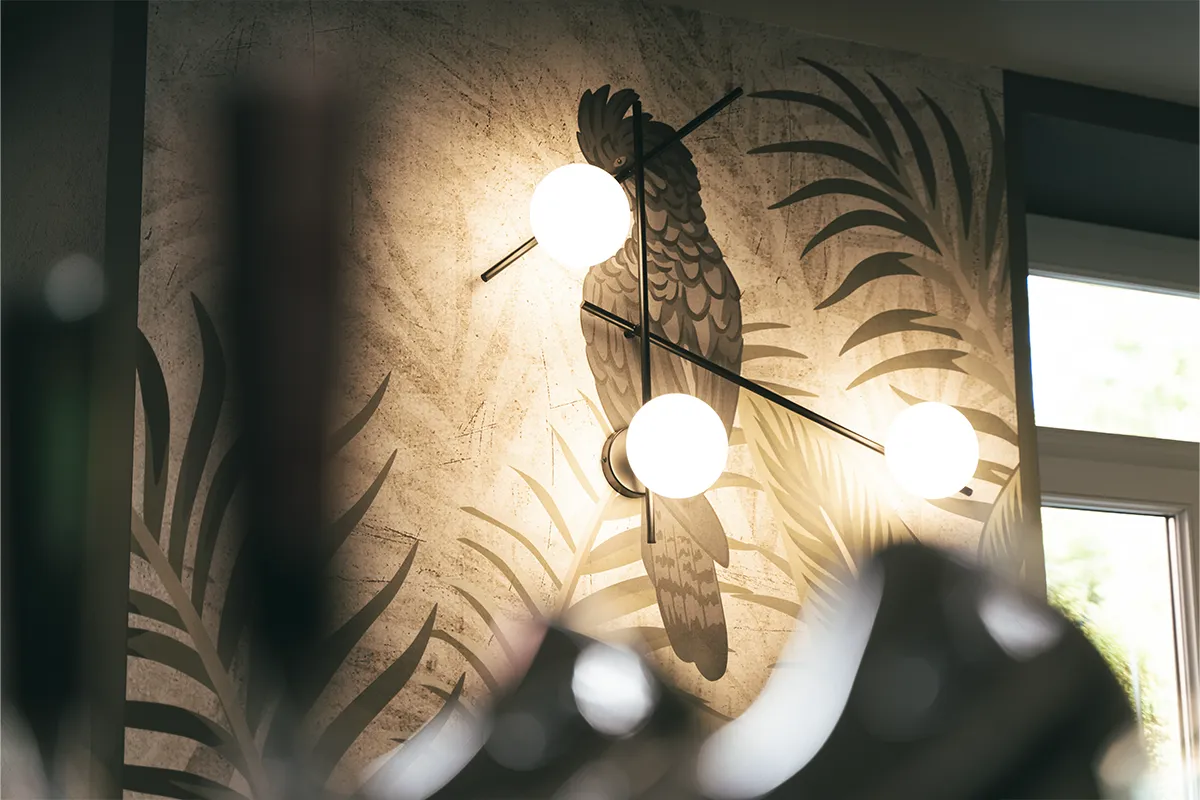 Dettaglio illuminazione e parete decorativa in interno Ritroveria Tredici