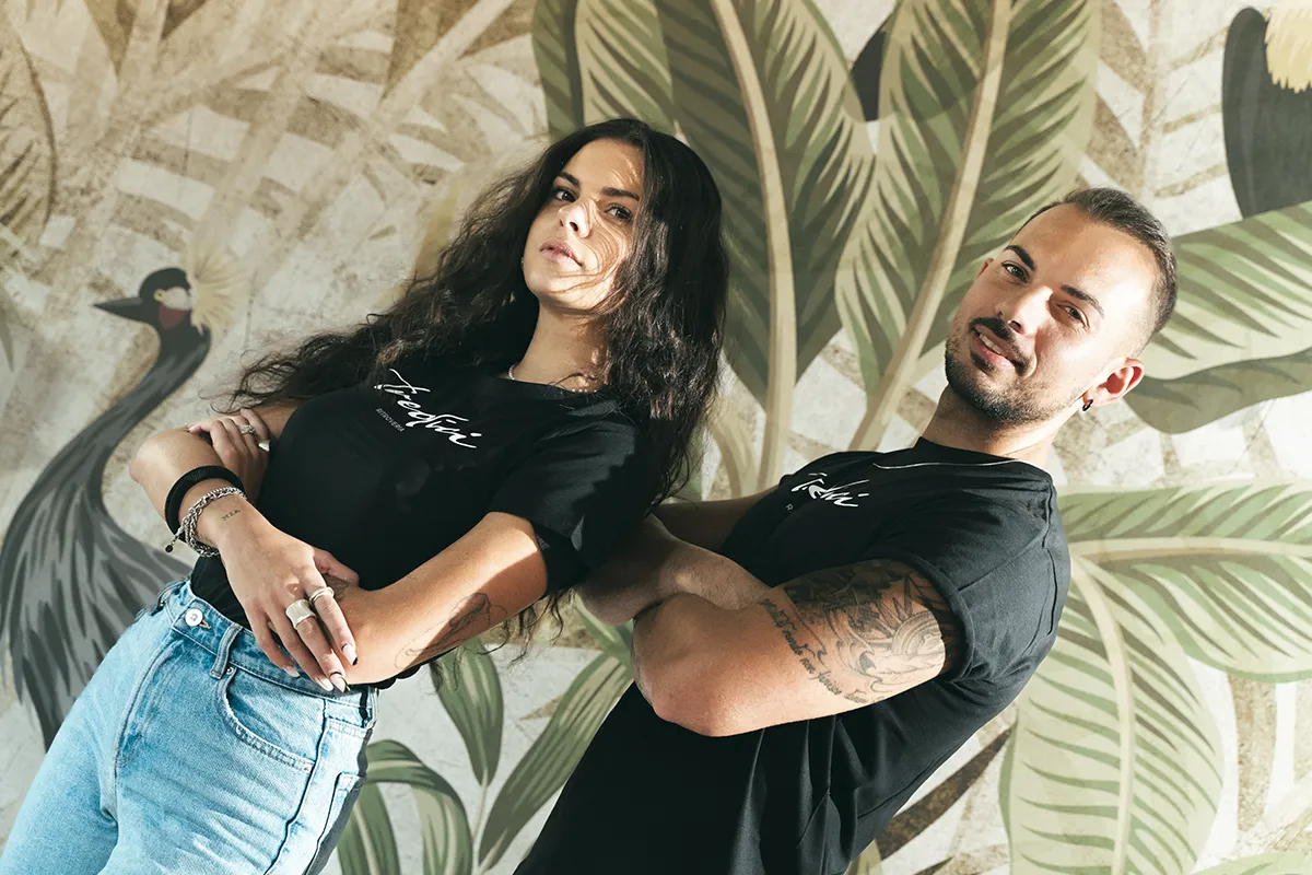 ritratto due persone con abbigliamento brandizzato in contesto lifestyle e comunicazione visiva