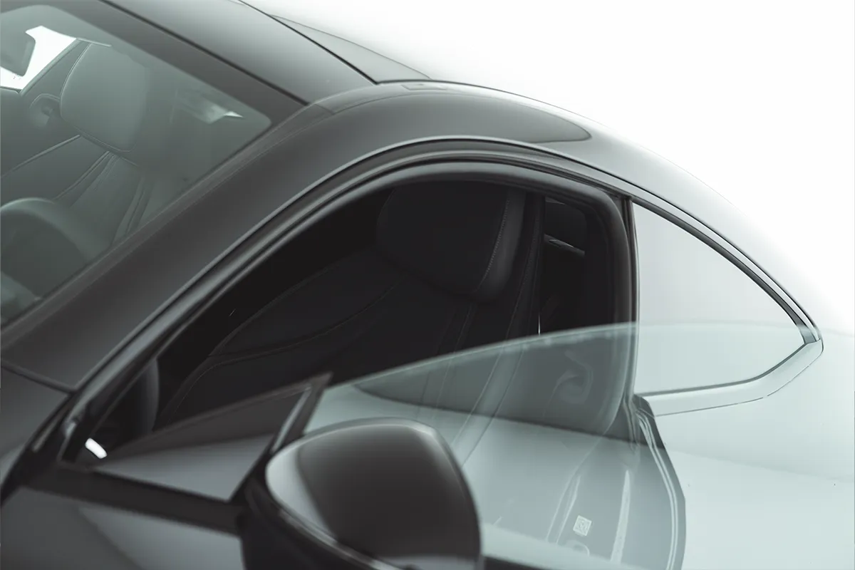 Dettaglio laterale Mercedes-Benz in showroom Winteler con riflessi su vetro