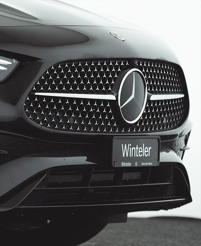 Dettaglio griglia anteriore Mercedes-Benz con logo e design frontale Winteler