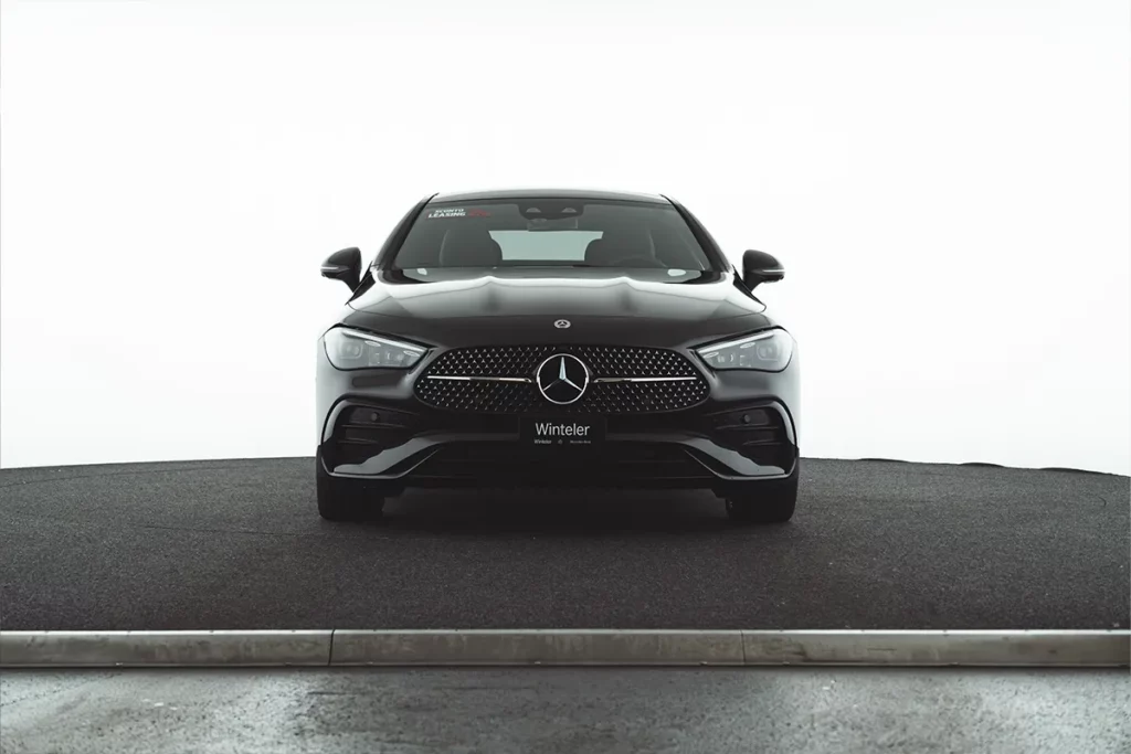 Winteler 4 Mercedes-Benz CLE Coupé frontale in ambiente minimal showroom Winteler