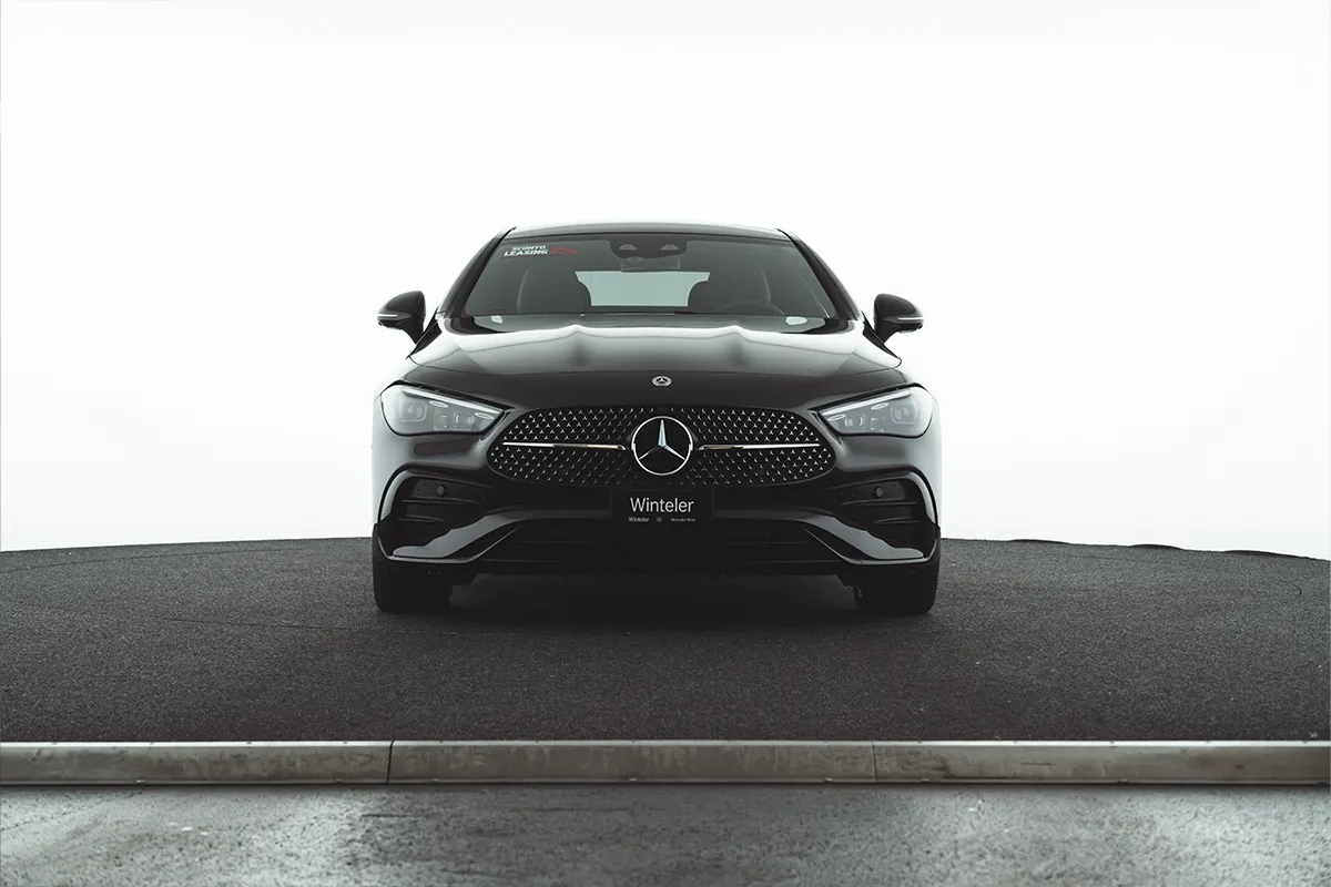 Mercedes-Benz CLE Coupé frontale in ambiente minimal showroom Winteler