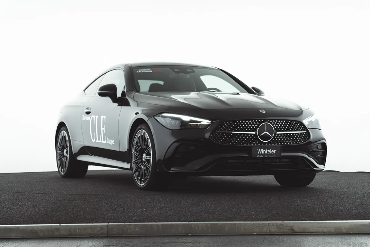 Mercedes-Benz CLE Coupé vista tre quarti in showroom Winteler