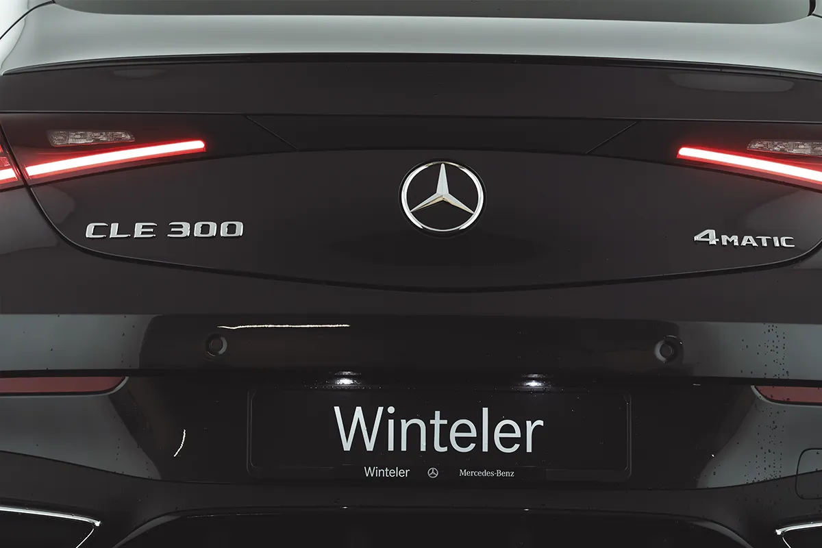 Dettaglio griglia anteriore Mercedes-Benz con logo centrale
