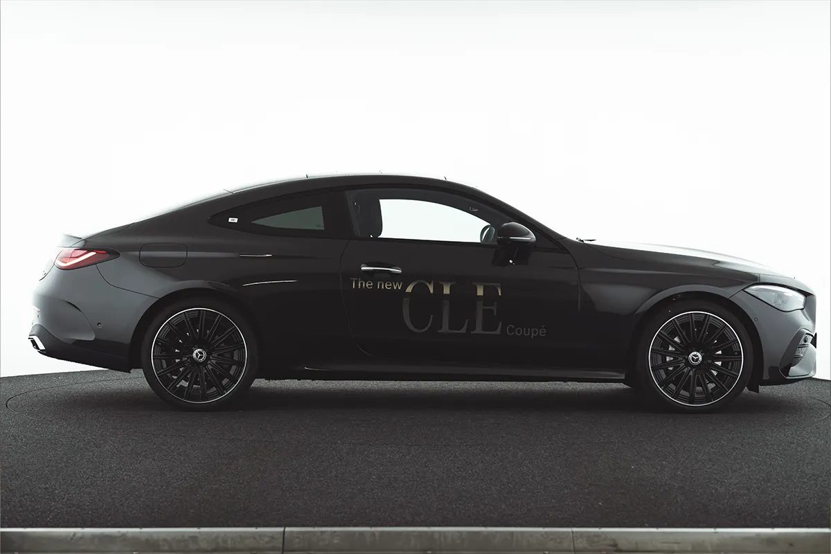 Mercedes-Benz CLE Coupé profilo laterale completo in showroom