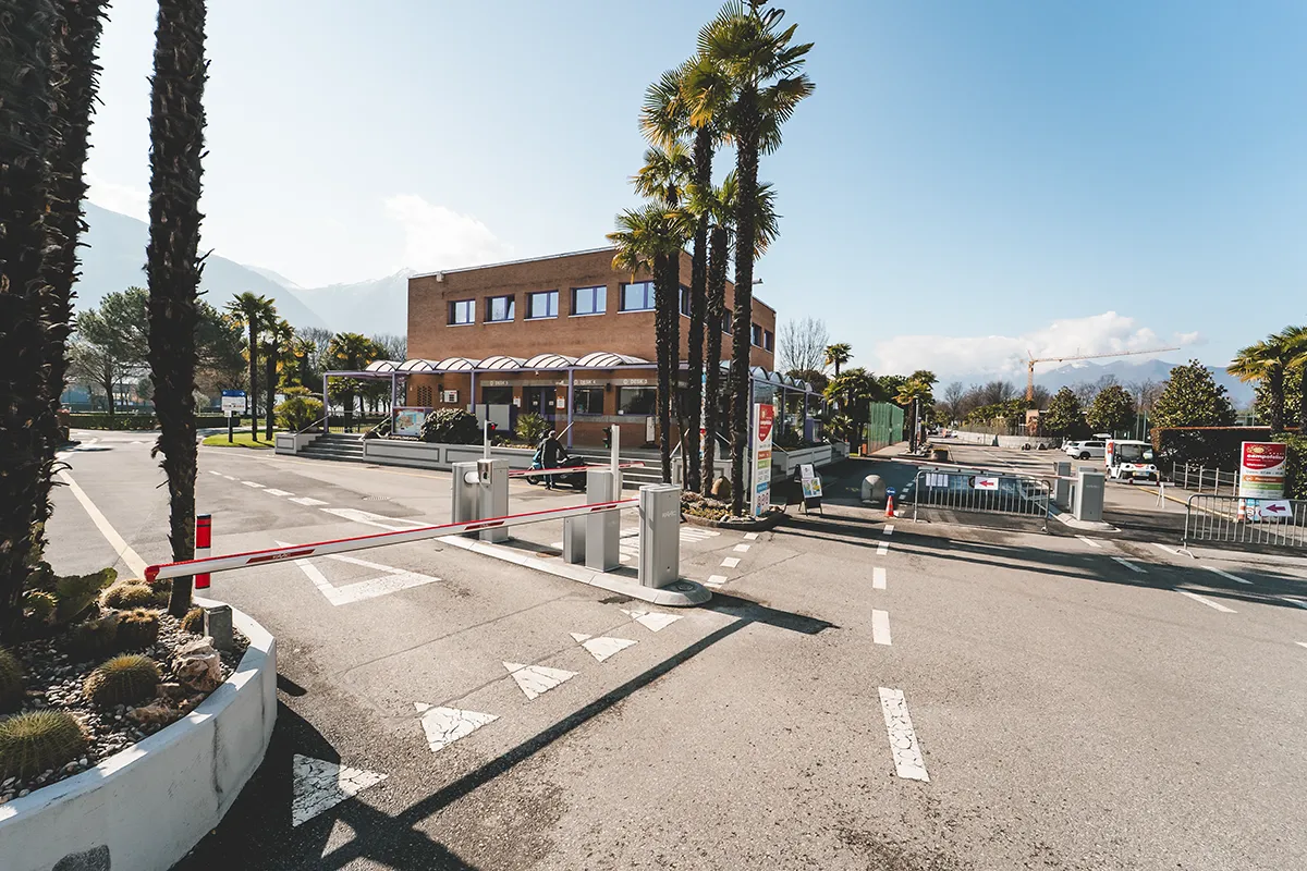 Barriera automatica AB Automazioni installata parcheggio Ticino palme