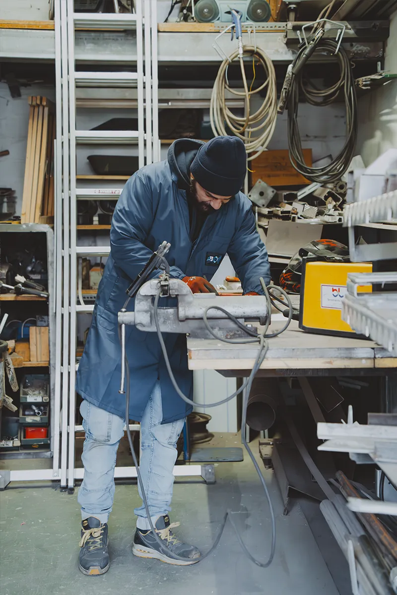 Tecnico AB Automazioni lavora morsa officina attrezzatura