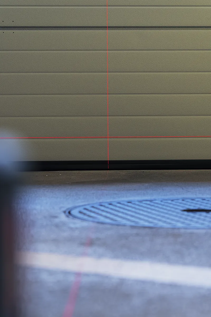 Livella laser rossa allineamento portone sezionale AB Automazioni