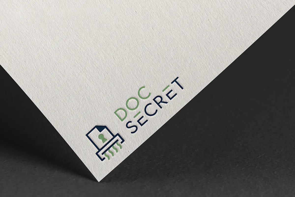 Logo Doc Secret stampato su cartoncino texture bianco sfondo scuro