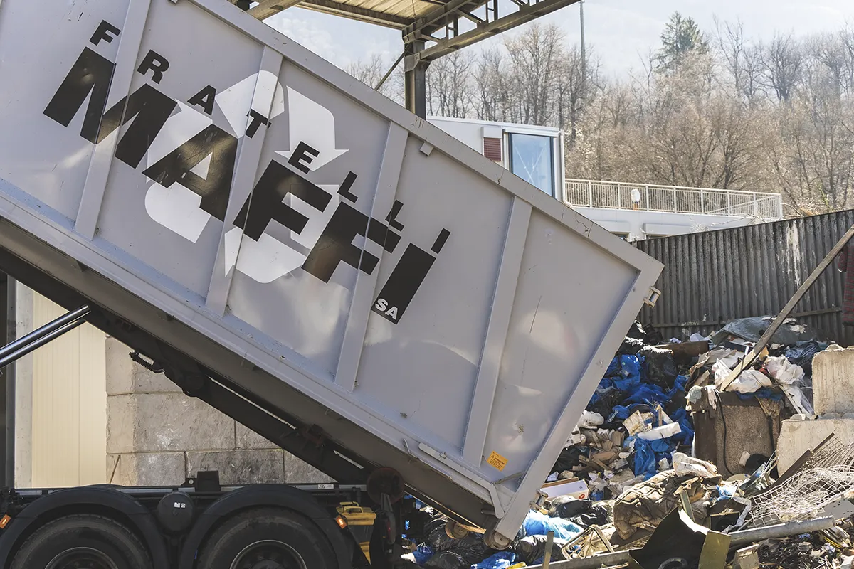Container Fratelli Maffi scarica rifiuti misti centro riciclaggio Ticino