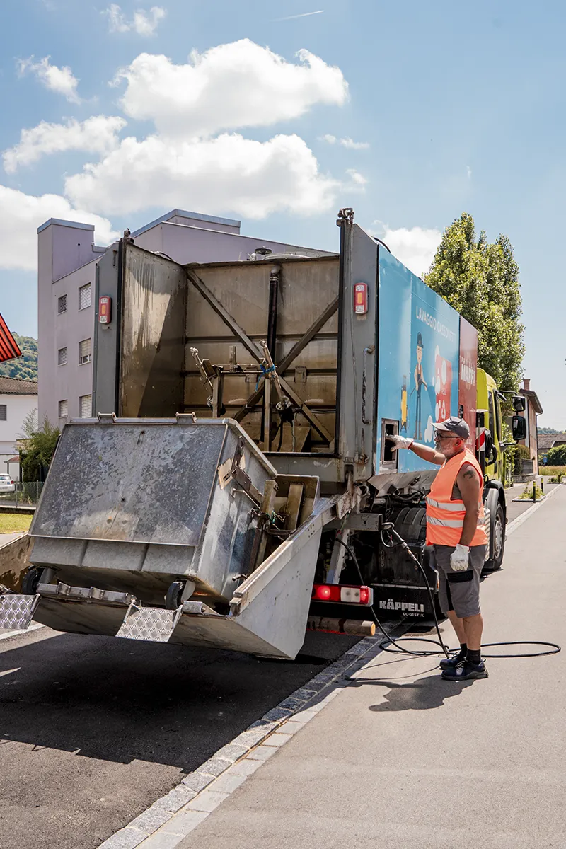 Operatore Fratelli Maffi lava cassone camion raccolta rifiuti strada