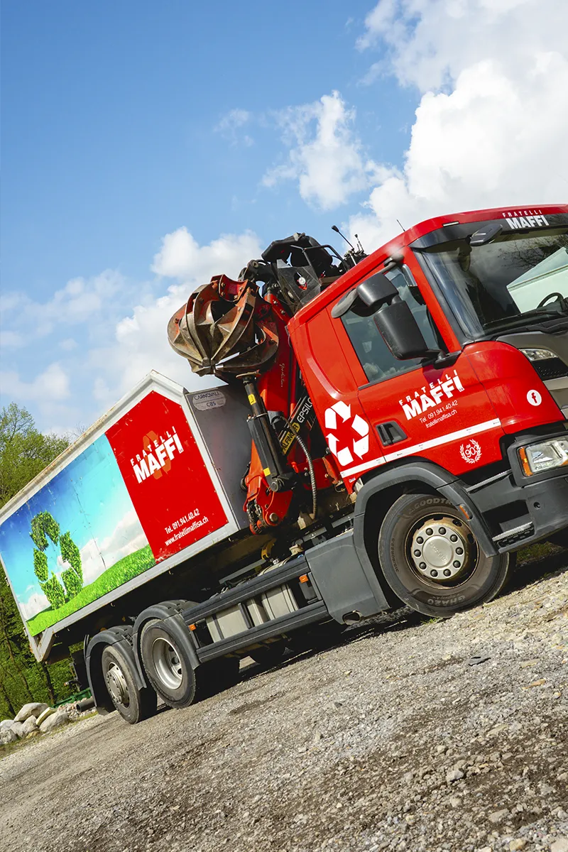 Camion rosso Fratelli Maffi gru idraulica parcheggio cielo blu