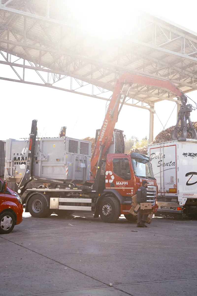 Camion gru Fratelli Maffi movimenta materiali capannone controluce