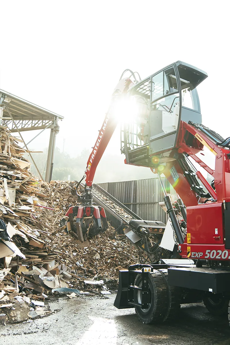 Escavatore Fratelli Maffi pinza raccoglie legno cantiere nebbia