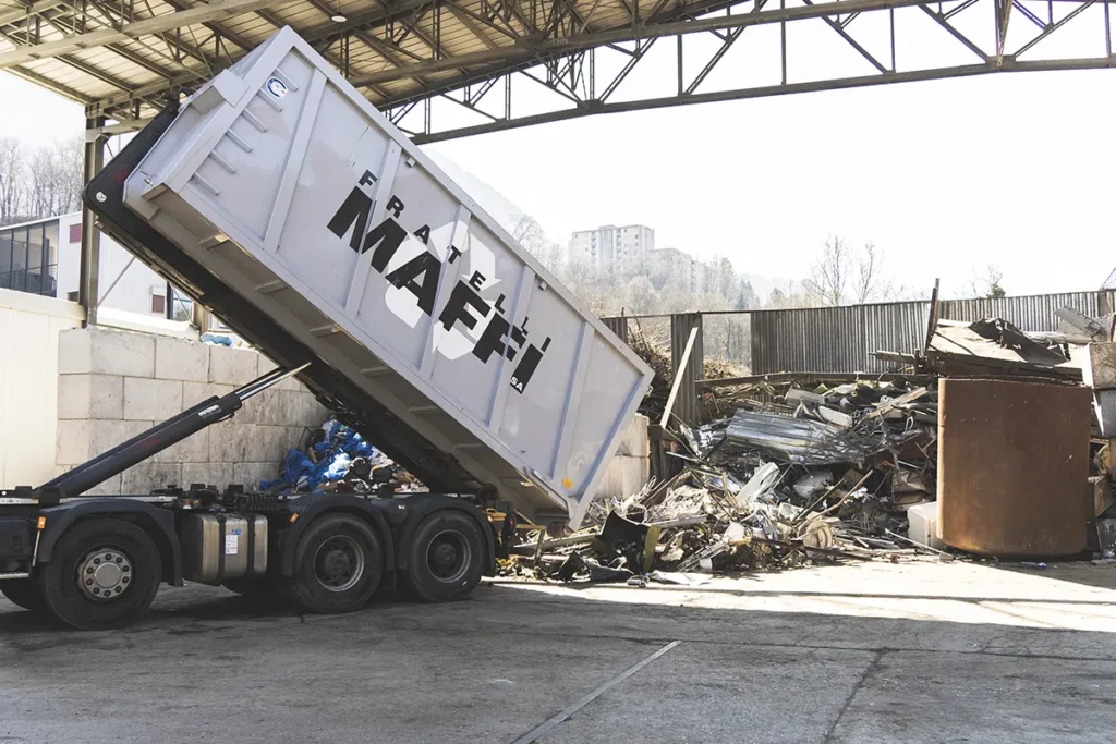 Camion Fratelli Maffi scarica rottami metallici centro riciclaggio Ticino
