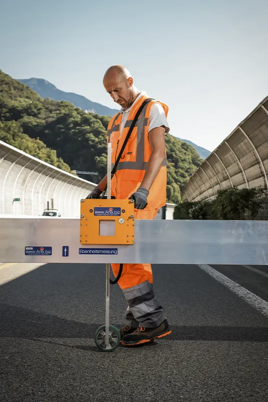 Tecnico Nuovolab misura planimetria stradale strumento Arix cantiere Ticino