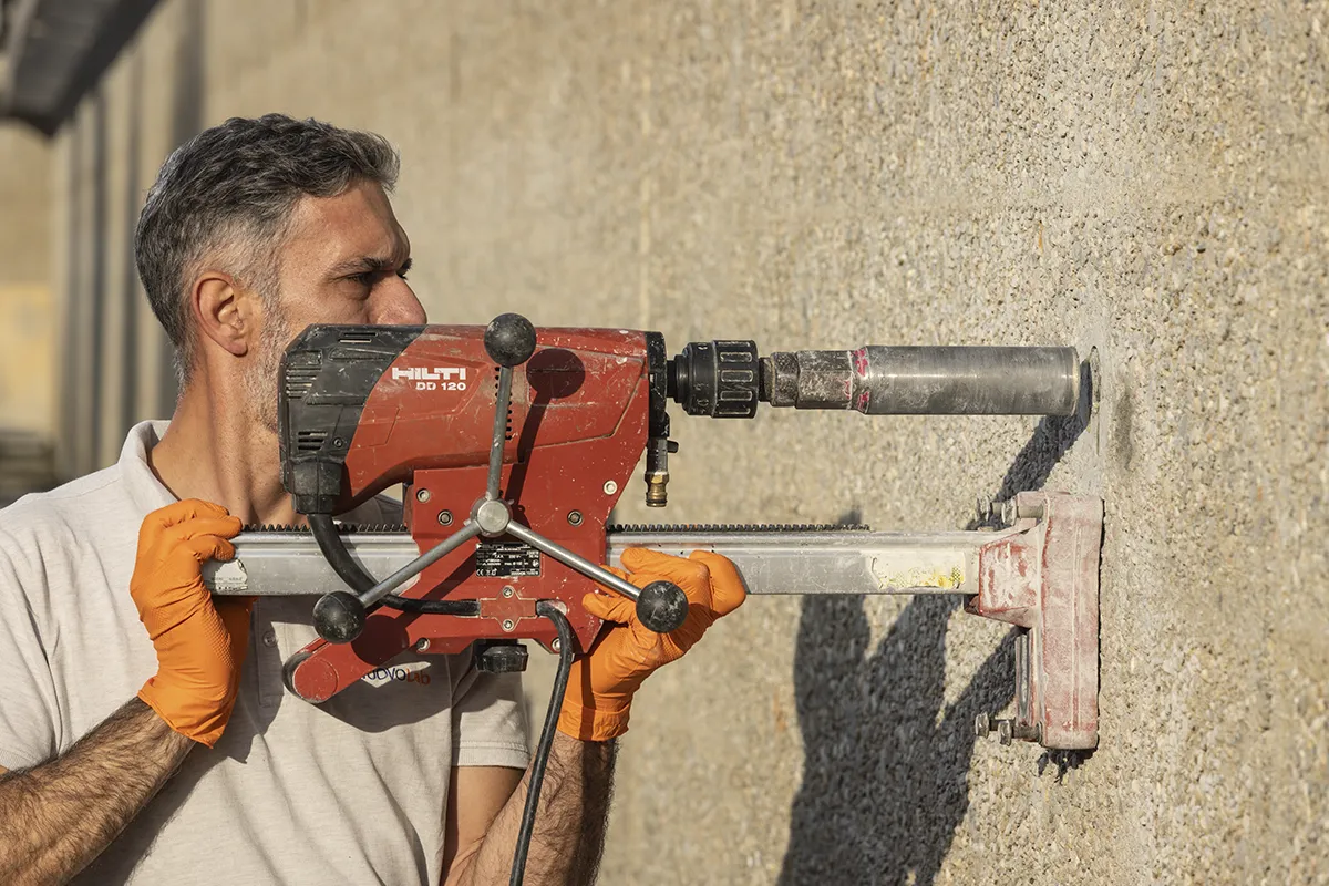 Tecnico Nuovolab carotaggio calcestruzzo con trapano Hilti DD120 cantiere