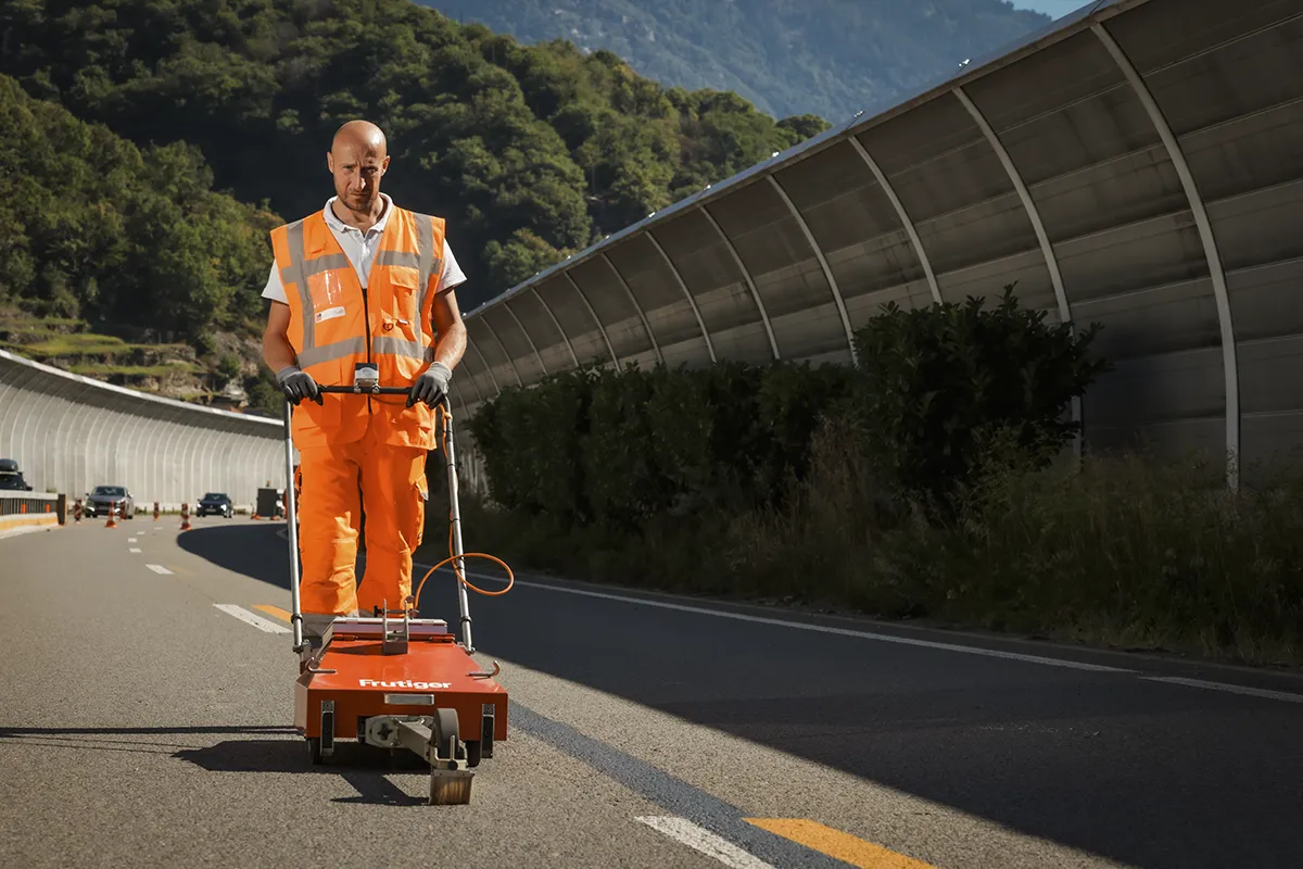 Tecnico Nuovolab rilevamento GPR Frutiger su autostrada Ticino