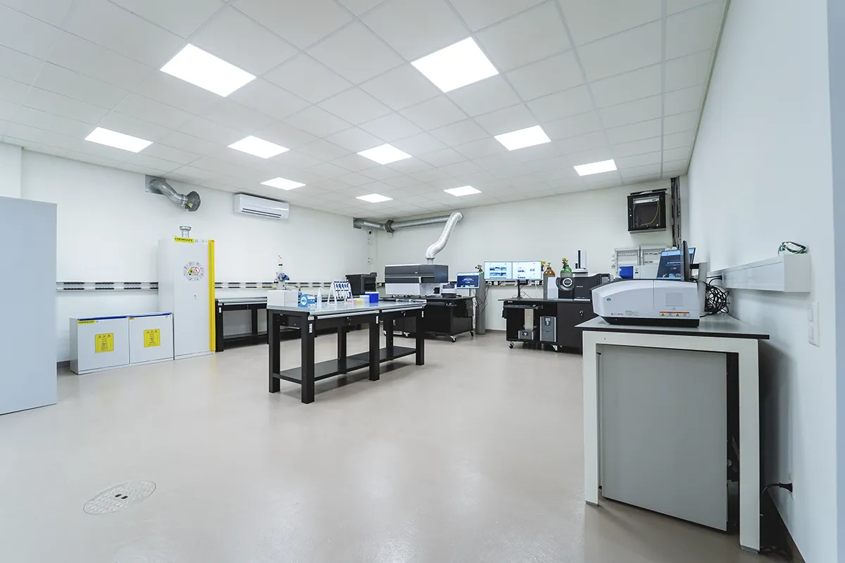 Interno laboratorio Nuovolab attrezzatura analisi chimica strumentazione Ticino