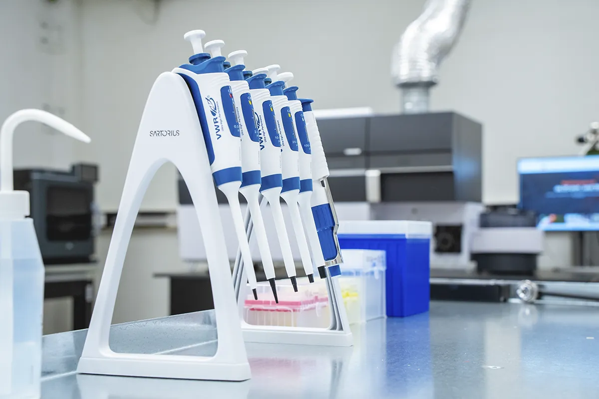 Pipette VWR su supporto Sartorius laboratorio analisi chimiche Nuovolab