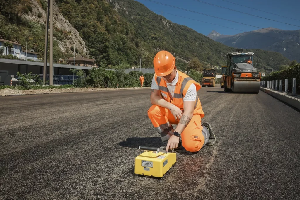 Tecnico Nuovolab misura compattazione asfalto cantiere stradale Ticino