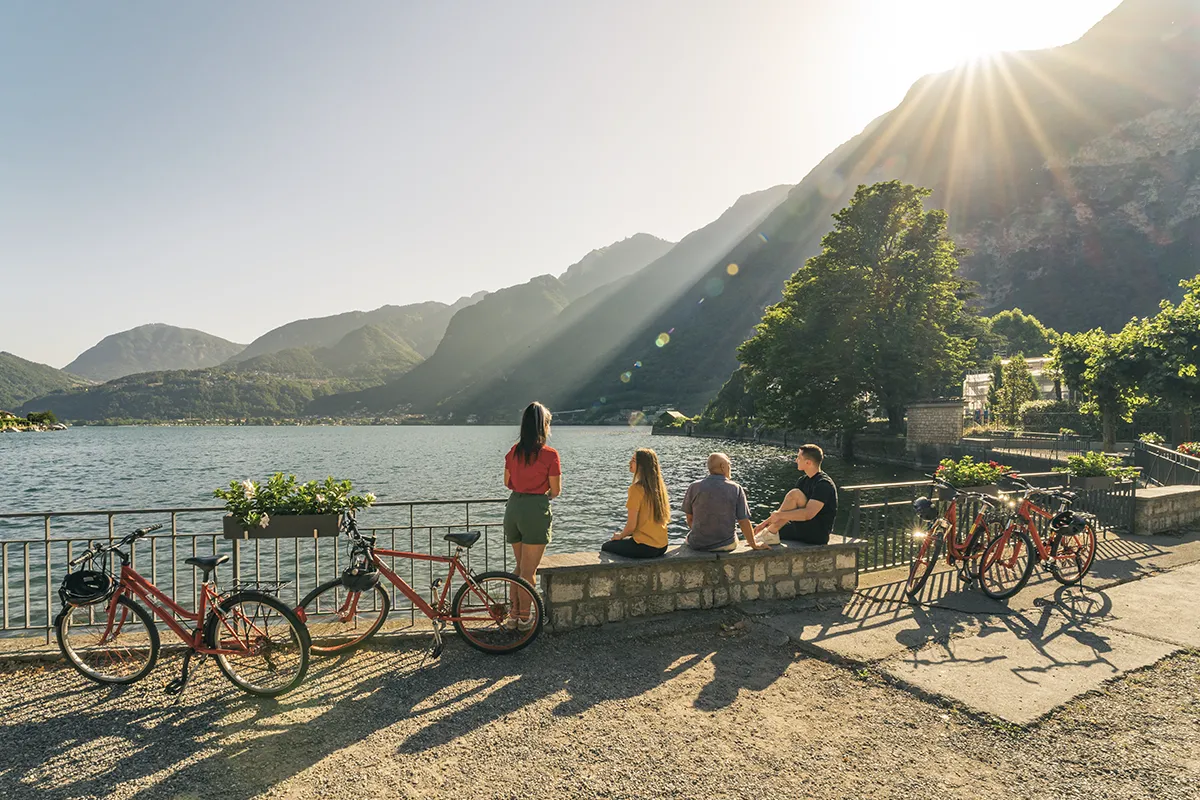 Gruppo amici biciclette riva lago Lugano tramonto Borgovecchio Vini