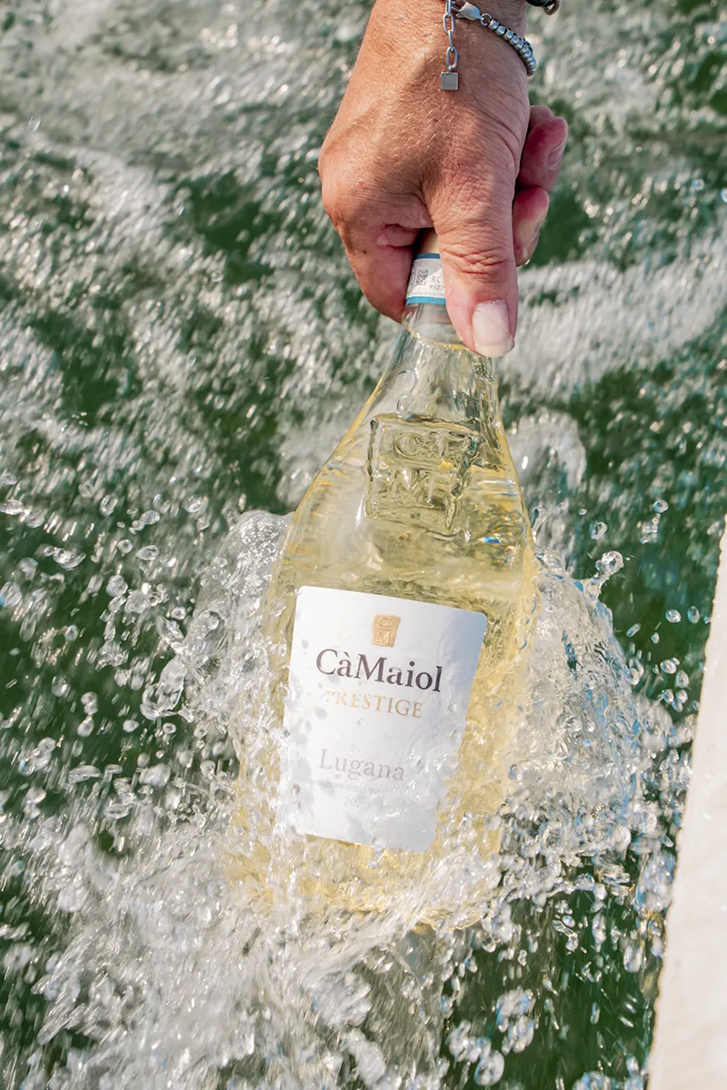 Bottiglia CàMaiol Lugana Prestige immersa acqua lago Borgovecchio