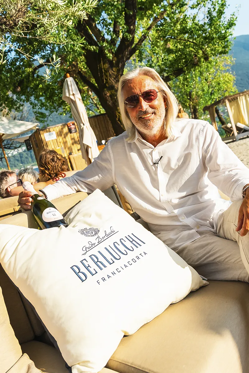 Ospite evento Berlucchi Franciacorta cuscino brandizzato lago Borgovecchio