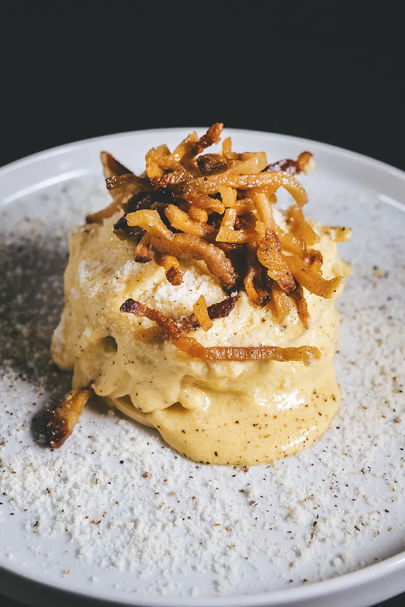 Spaghetti alla carbonara cremosi cipolla fritta parmigiano Core Mio