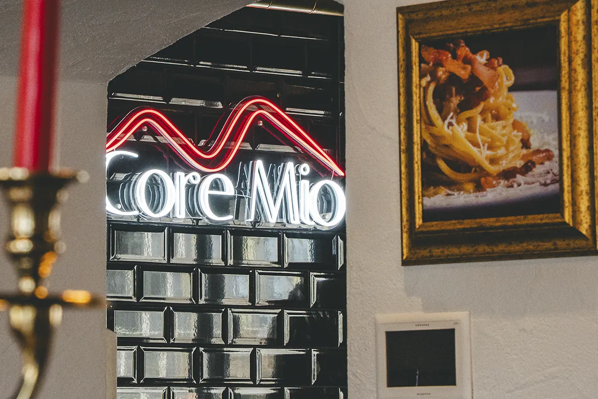 Insegna neon Core Mio parete piastrelle nere quadro pasta ristorante