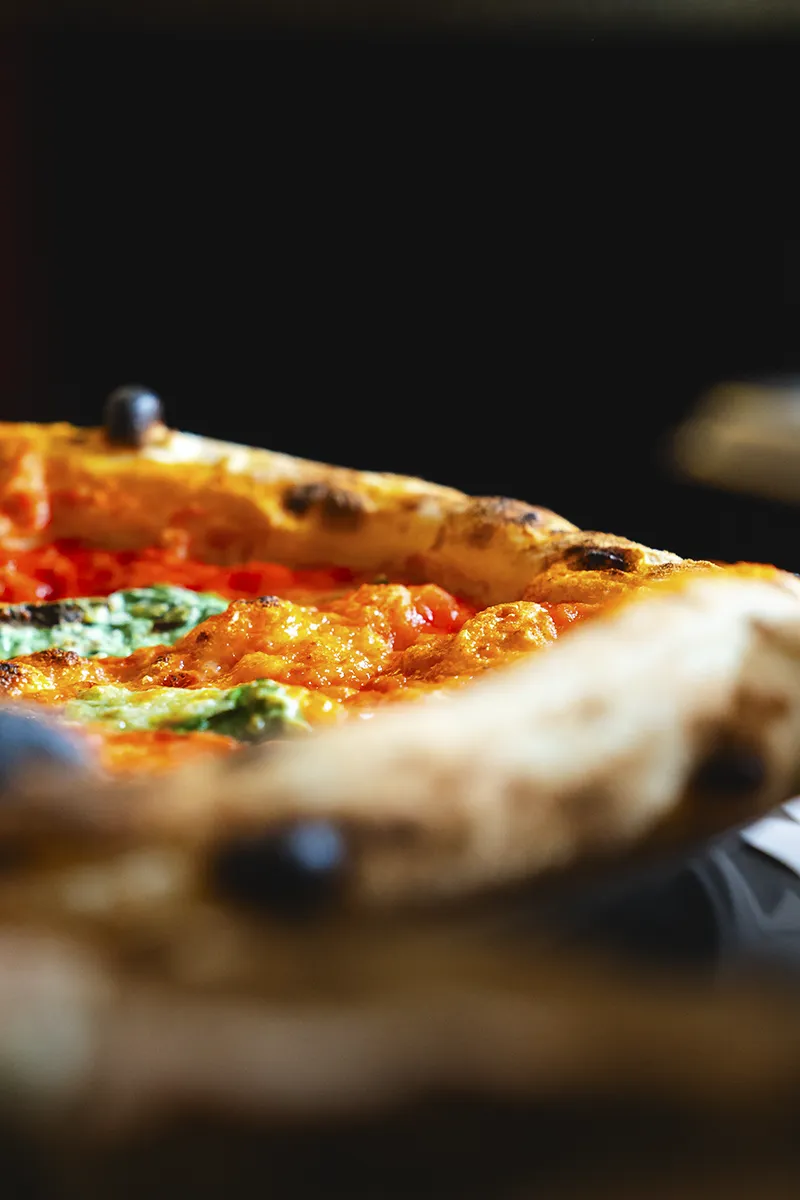 Pizza napoletana cornicione bruciato pomodoro basilico forno Core Mio