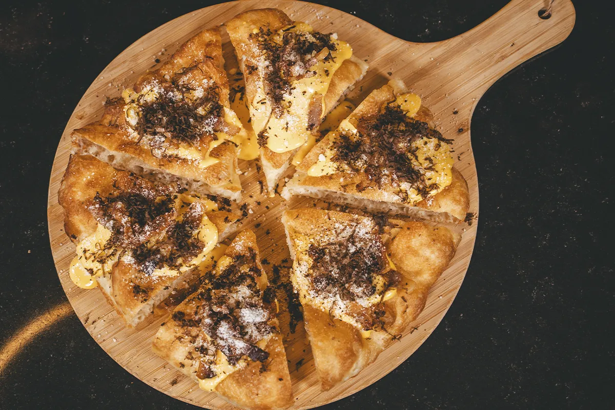 Pizza tartufata tagliata tagliere legno Core Mio ristorante Lugano