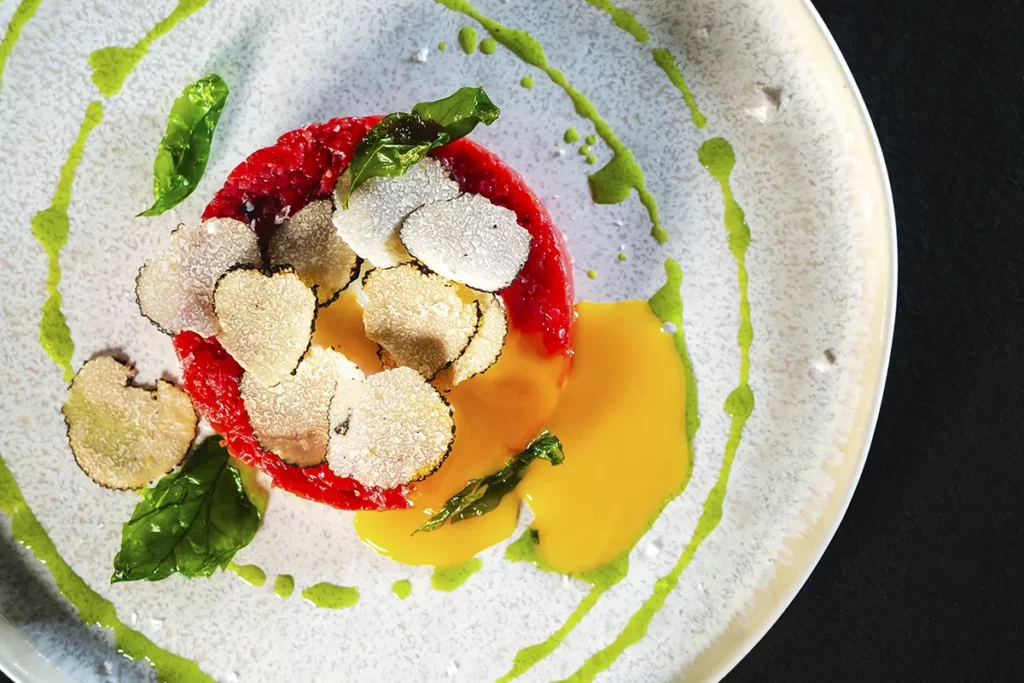 Tartare manzo uovo in camicia tartufo salsa verde Core Mio