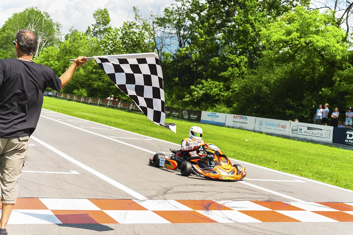 Bandiera a scacchi arrivo gara kart arancio Go Kart Magadino