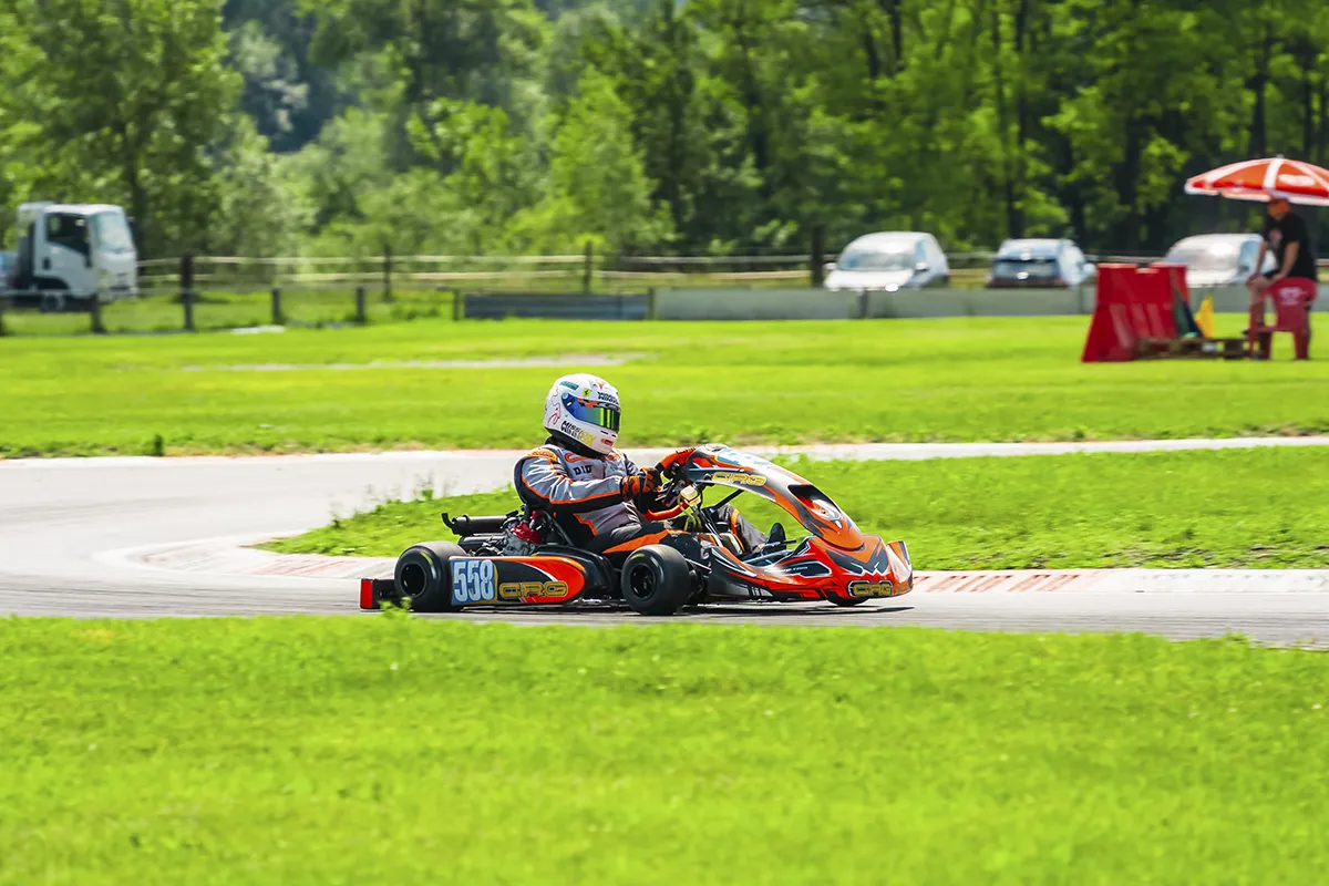 Pilota kart CRG numero 558 curva pista Go Kart Magadino Locarno