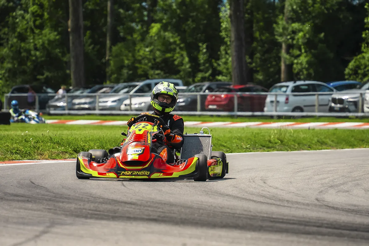 Pilota kart Maranello numero 22 frontale pista Go Kart Magadino