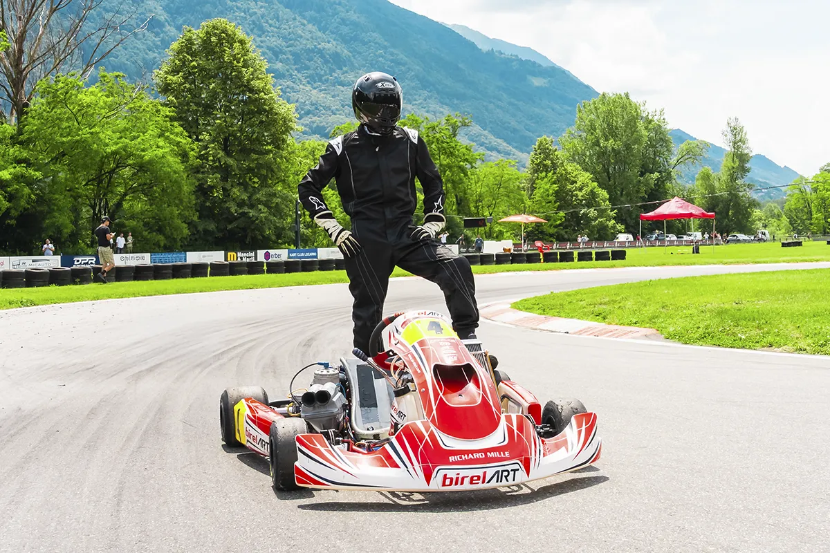 Pilota BirelART in piedi su kart pista Go Kart Magadino Ticino