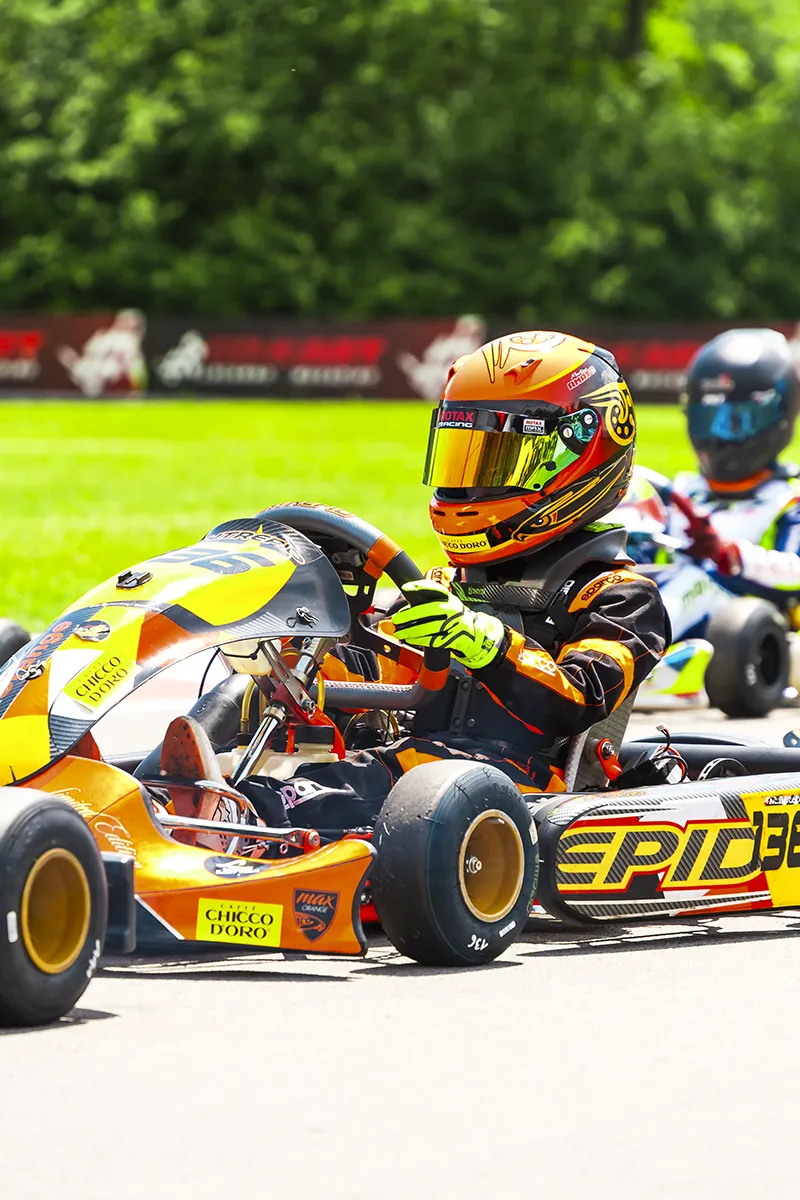 Pilota kart Chicco d'Oro numero 38 sorpasso gara Go Kart Magadino