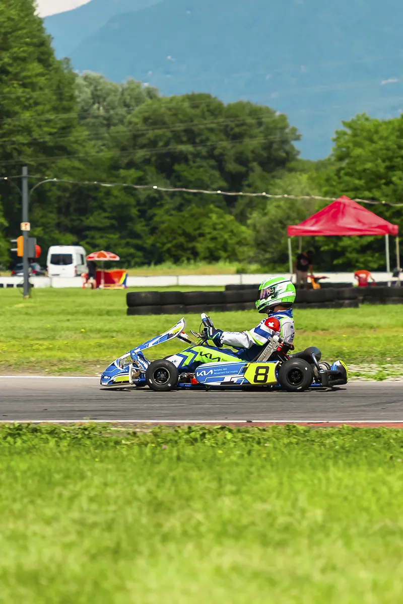 Pilota kart Kia numero 8 rettilineo pista Go Kart Magadino montagne